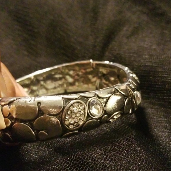 Silver-tone texture stretch bracelet - Picture 2 of 8